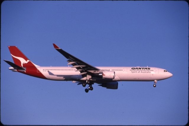 Slide: Qantas Airways, Airbus A330, Melbourne Airport (MEL)