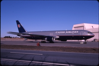 Image: slide: United Airlines, Boeing 767-300, John F. Kennedy International Airport (JFK)