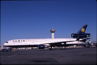 Image: slide: VARIG, McDonnell Douglas MD-11, John F. Kennedy International Airport (JFK)