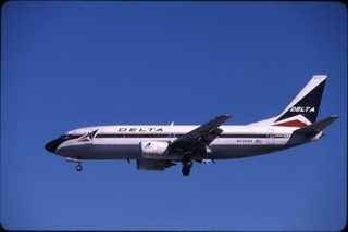 Image: slide: Delta Air Lines, Boeing 737-300, San Jose International Airport (SJC)