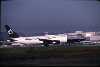 Image: slide: United Airlines, Boeing 767-300, San Francisco International Airport (SFO)