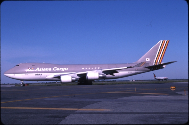 Slide: Asiana Airlines, Boeing 747-400, John F. Kennedy International Airport (JFK)