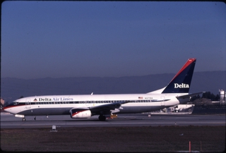 Image: slide: Delta Air Lines, Boeing 737-400, San Jose International Airport (SJC)