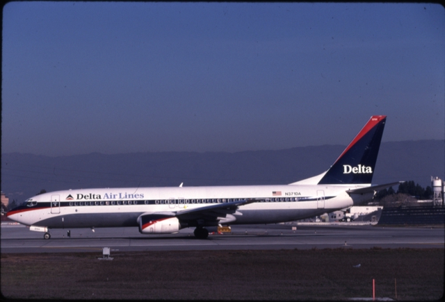 Slide: Delta Air Lines, Boeing 737-400, San Jose International Airport (SJC)