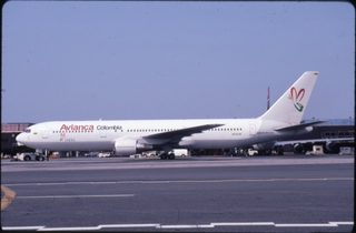 Image: slide: Avianca Airlines, Boeing 767-300ER, John F. Kennedy International Airport (JFK)