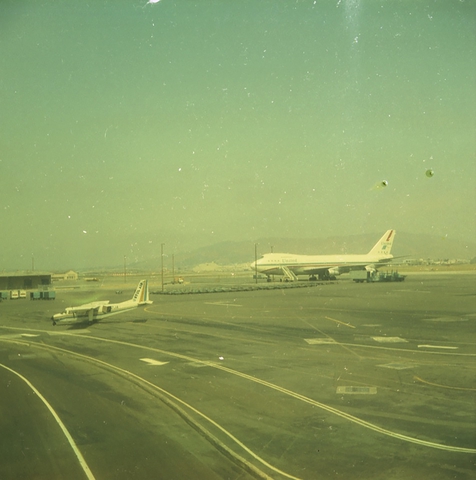 Negative: United Air Lines, Boeing 747, San Francisco International Airport (SFO)