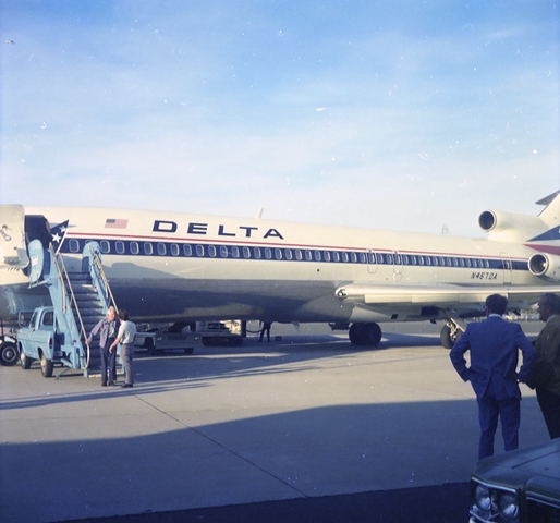 Negative: Delta Air Lines, Boeing 727-200, San Jose Airport (SJC)