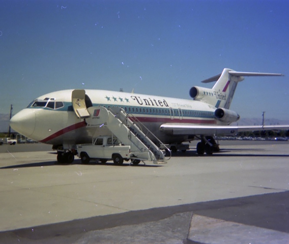 Negative: United Air Lines, Boeing 727, San Jose International Airport (SJC)