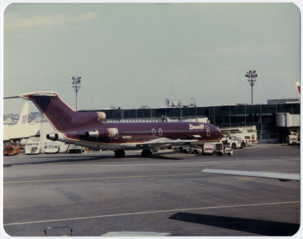 Photograph: Braniff Airways, Boeing 727, LaGuardia Airport (LGA)