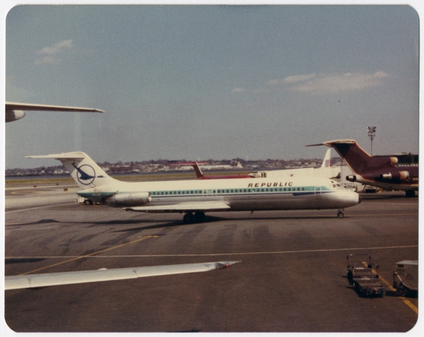 Photograph: Republic Airlines, Douglas DC-9, LaGuardia Airport (LGA)