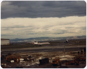 Image: photograph: United Airlines, Boeing 727, San Francisco International Airport (SFO)