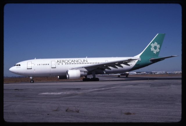 Slide: AeroCancun Airbus A300B4, John F. Kennedy International Airport (JFK)