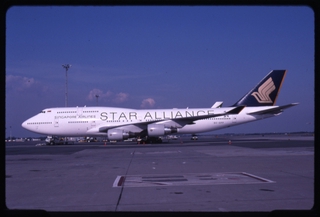 Image: slide: Singapore Airlines, Boeing 747-412, John F. Kennedy International Airport (JFK)