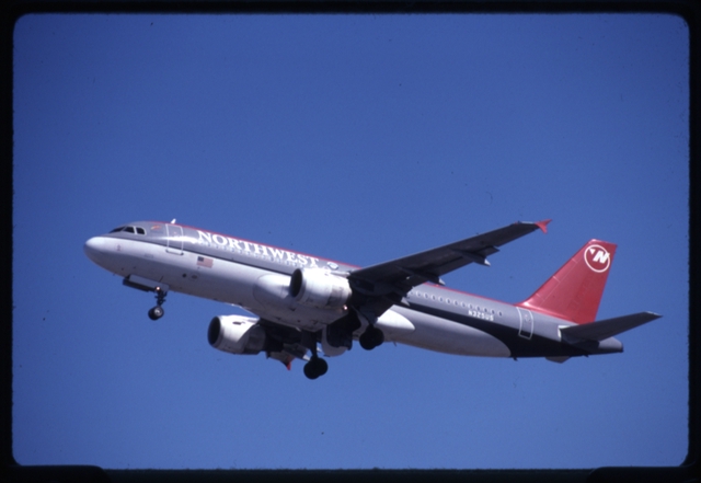 Slide: Northwest Airlines, Airbus A320-200, Detroit Metropolitan Airport (DTW)