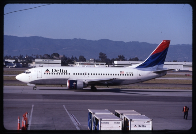 Slide: Delta Air Lines, Boeing 737-300, San Jose Airport (SJC)