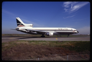 Image: slide: Delta Air Lines Lockheed L-1011, San Francisco International Airport (SFO)