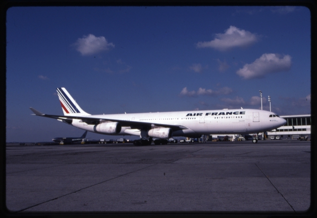 Slide: Air France, Airbus A340-300, John F. Kennedy International Airport (JFK)