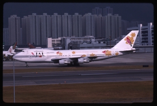 Image: slide: Japan Airlines Boeing 747-200, Kai Tak Airport (HKG)