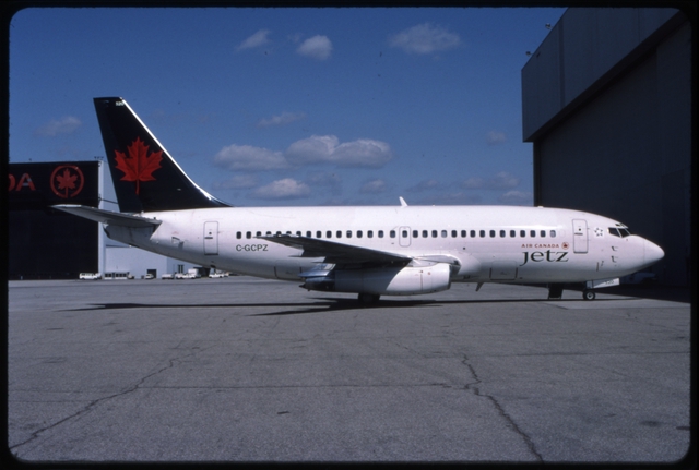 Slide: Air Canada, Boeing 737-200