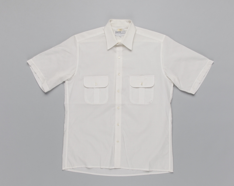 Image: flight attendant shirt (male): Qantas Airways