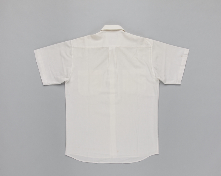 Image: flight attendant shirt (male): Qantas Airways