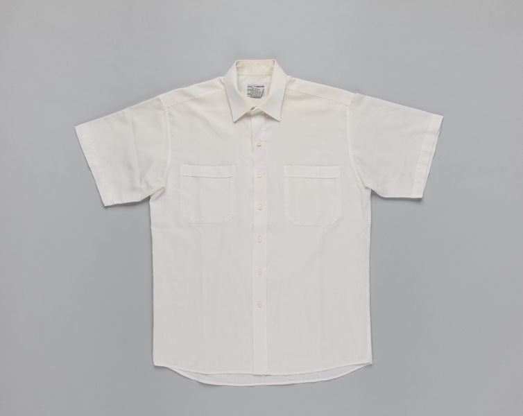 Image: flight attendant shirt (male): Qantas Airways