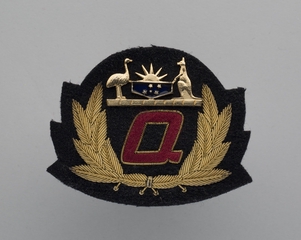 Image: flight officer cap badge: Qantas Airways