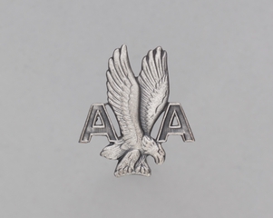 Image: flight officer cap badge: American Airlines