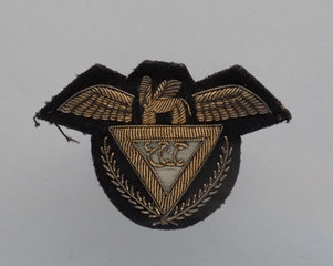 Image: flight officer cap badge: Iraqi Airways