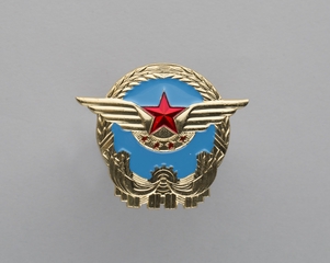 Image: flight officer cap badge: CAAC (Civil Aviation Administration of China)