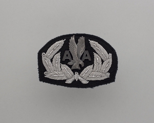 Image: flight officer cap badge: American Airlines