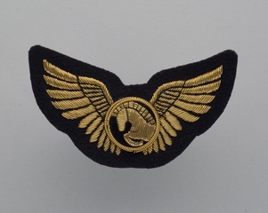 Image: flight officer cap badge: IcelandAir