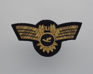 Image: flight officer cap badge: Lufthansa