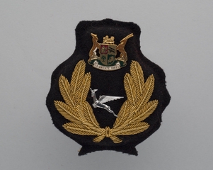 Image: flight officer cap badge: South African Airways (SAA)