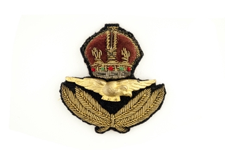 Image: flight officer cap badge: Alitalia