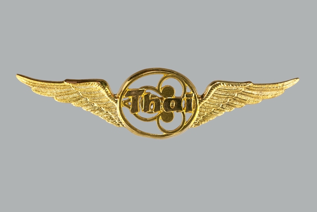 Flight officer cap badge: Thai Airways International