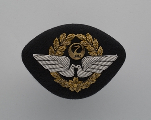 Image: flight officer cap badge: Japan Air Lines