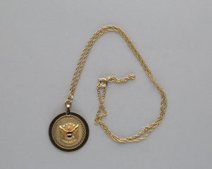 Image: service pendant/necklace: United Air Lines, 20 years