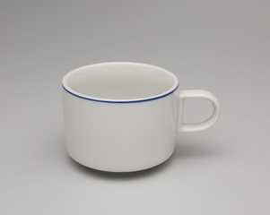 Image: hot beverage cup: American Airlines