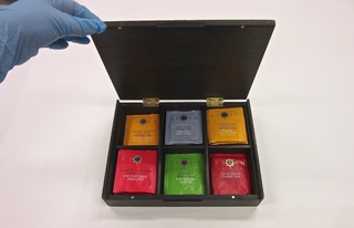 Image: tea box with assorted tea: United Airlines