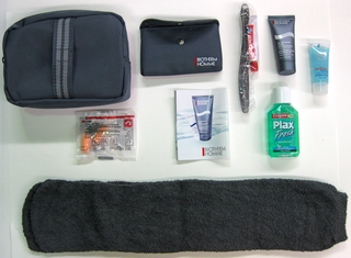 Image: amenity kit: Cathay Pacific Airways