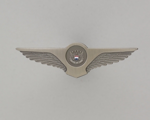 Image: flight attendant wings / service pin: United Airlines, 0 to 9 years