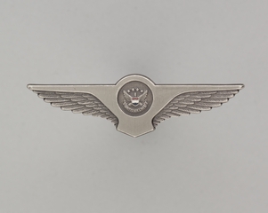 Image: flight attendant wings / service pin: United Airlines, 0 to 9 years