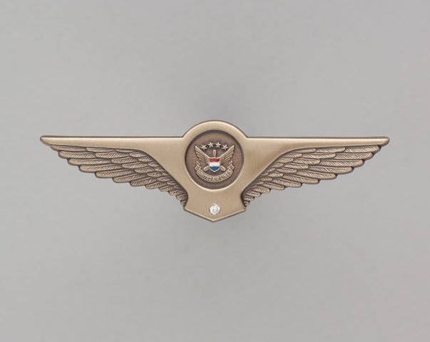 Flight attendant wings / service pin: United Airlines, 10 to 14 years