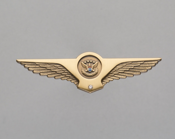 Flight attendant wings / service pin: United Airlines, 10 to 14 years