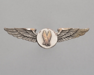 Image: flight attendant wings/service pin: American Eagle, 1-5 year