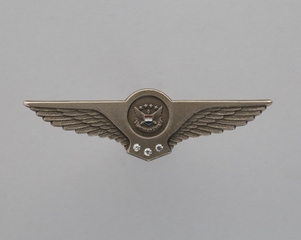 Image: flight attendant wings / service pin: United Airlines, 20 to 24 years