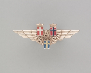Image: flight officer hat badge: Scandinavian Airlines System (SAS)