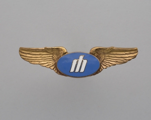 Image: second officer wings: Metro Airlines