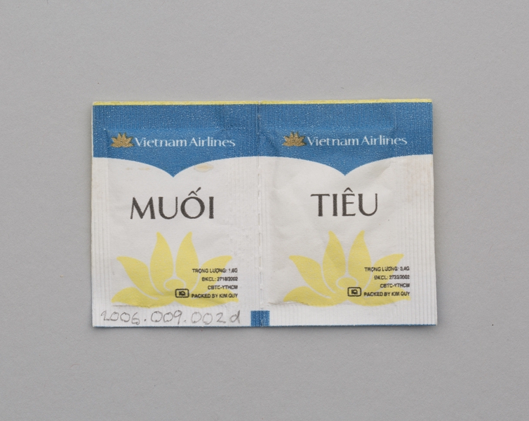 Image: salt and pepper packets: Vietnam Airlines